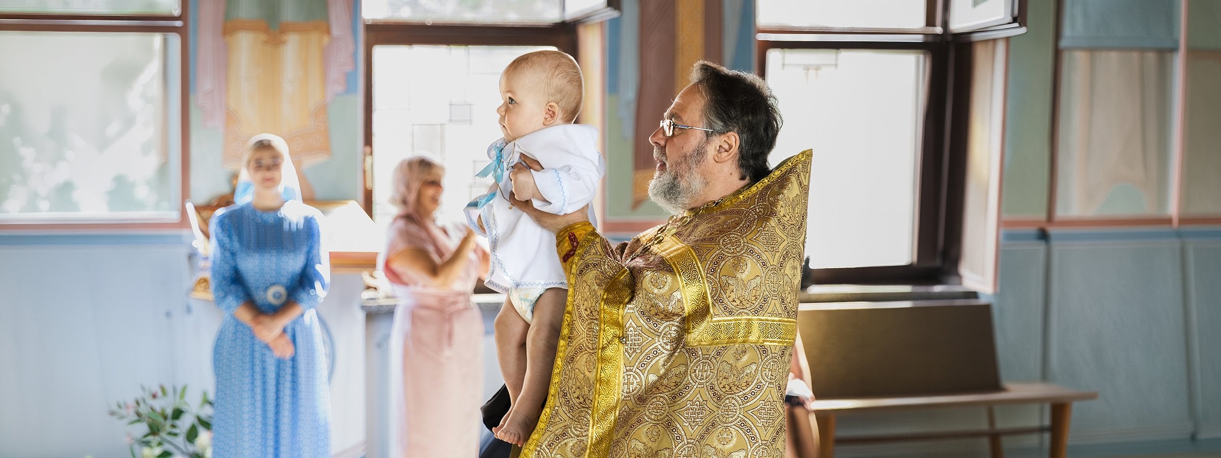 Die Taufe: ein leiser, tiefer Moment im Kreis der Familie